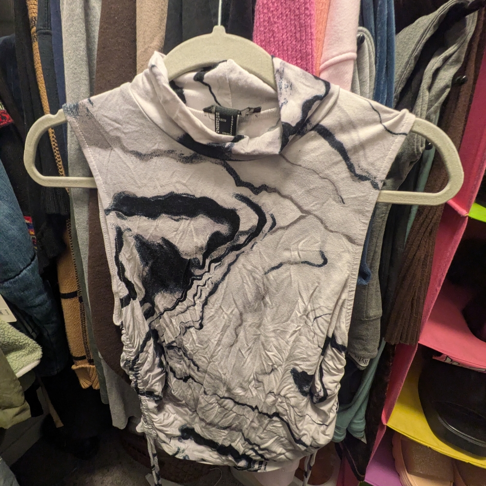 *Forever 21 Blue and White Abstract Print Sleeveless Blouse